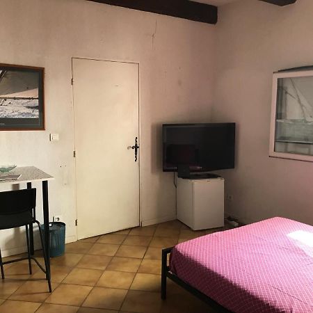 Chambre Climatisee Avec Sdb Privee Dans Une Villa Avec Piscine Ouverte D'Avril A Mi Octobre Marseilles Exterior foto